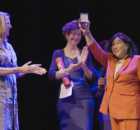 ’t Kabouterhuis ontvangt jubileumpenning van wethouder Jeugdzorg